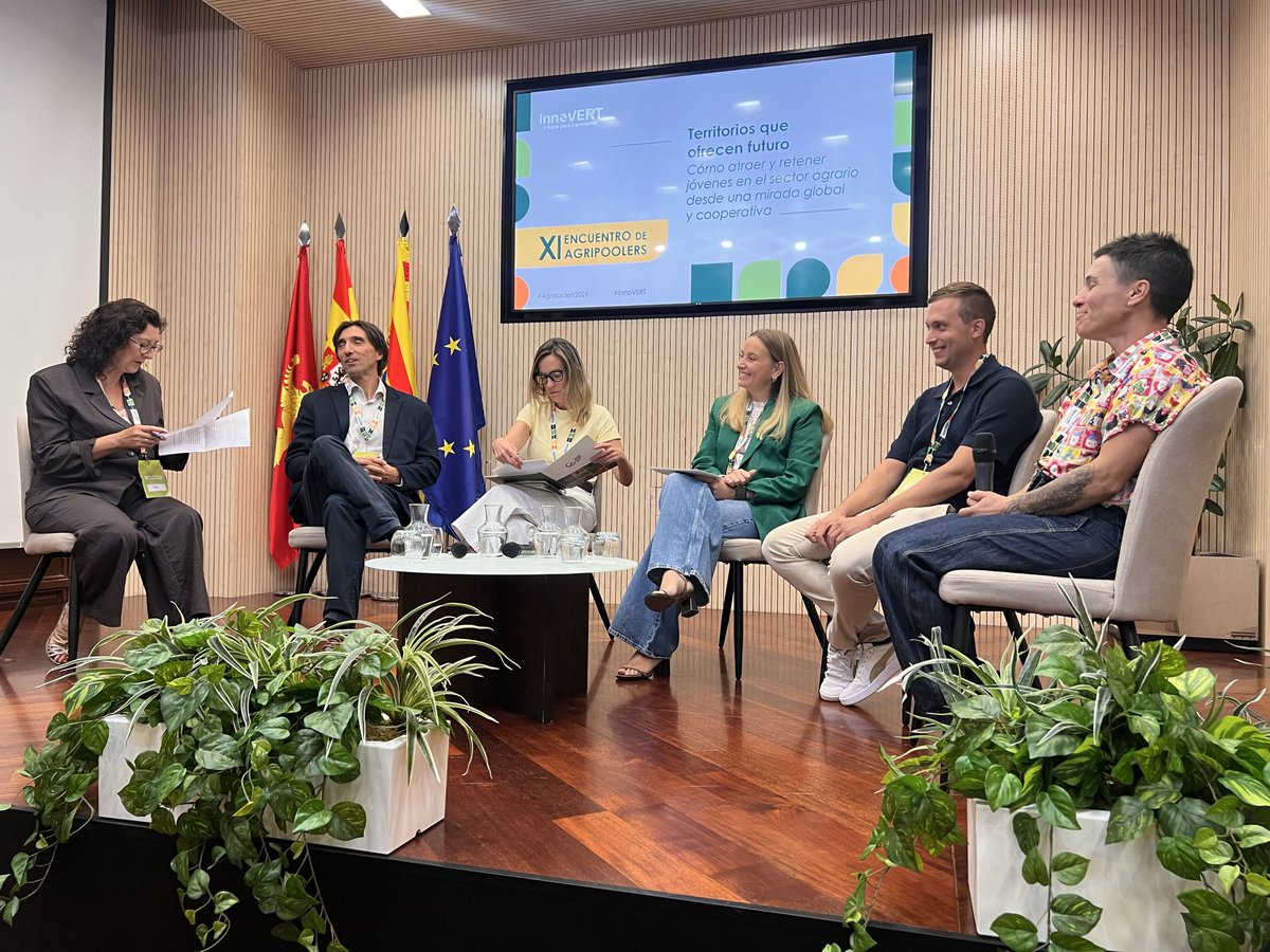 acodea_'s tweet photo. En la mesa Territorios que ofrecen futuro, vemos que sí contamos con mujeres y jóvenes dispuestos a construir futuro en el medio rural. 
El reto es generar oportunidades para que sean decisiones posibles y sostenibles en el tiempo. 
#InnoVERT #Agripoolers2026 https://t.co/GDQV8TBIcD