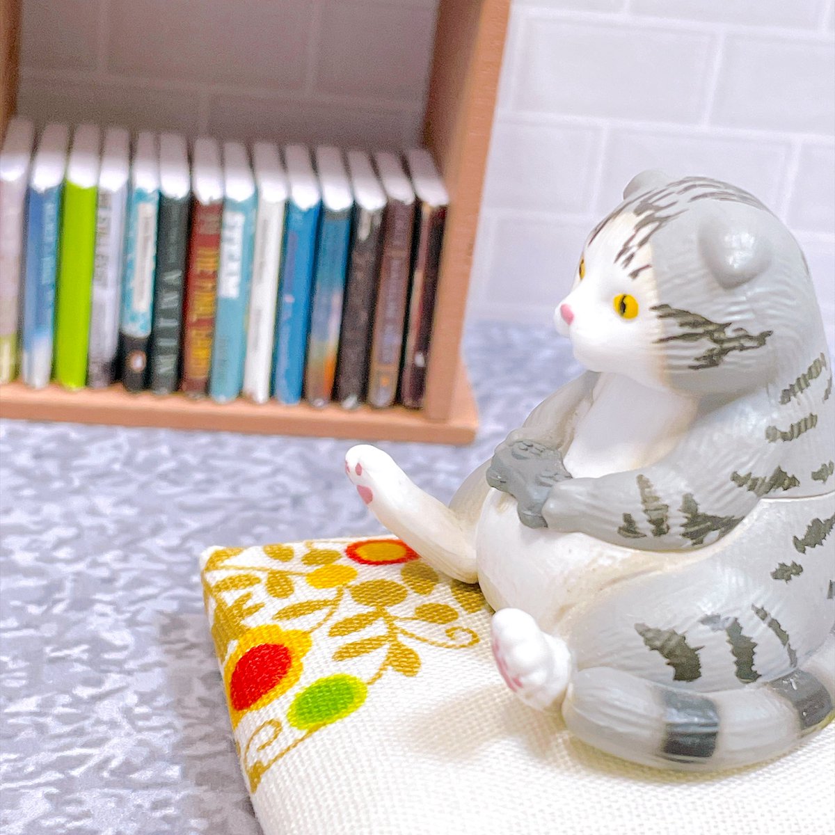 UMEyunagi's tweet photo. 🐱ﾋﾟｺﾋﾟｺ
📺｢…｣
🐱｢あれ、動かないな｣ﾋﾟｺﾋﾟｺ
📺｢あの…｣

ゲームがしたい猫とモニター代わりにされるバケタン

壁紙や床を新調したかったけど諦めました笑
もっとお部屋っぽくしてから撮りたかったかも

 #オモ写 風  #VAG  #ソフビ  #ガチャガチャ https://t.co/shdqduEwir