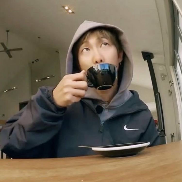 writingbyrkive's tweet photo. Caro e gentil leitor, esta rede está deveras calma. O baile (no cabaré) se aproxima, os sete cavalheiros donos do comando roxo denominados BTS são aguardados logo mais para outubro e, ao que tudo indica, ninguém nesta repartição está emocionalmente preparado para trabalhar pensando nesses nobres jovens. 

Bom dia