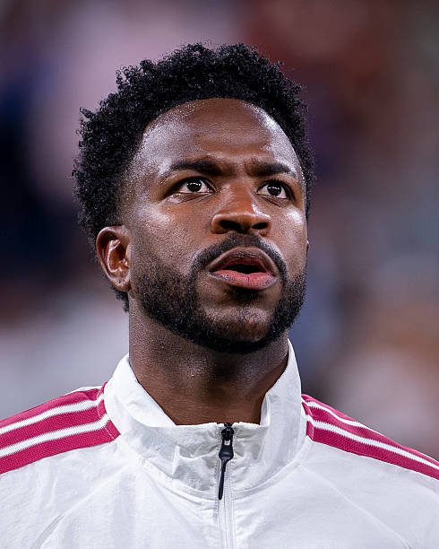 AdriRM33's tweet photo. 🚨 VINÍCIUS estuvo cerca de irse al Arsenal y parte del vestuario del Real Madrid daba por hecha su marcha.

Florentino Pérez, siempre tuvo claro que Vinícius debía seguir en el REAL MADRID.

También José Mourinho, que le aseguró que iba a ser clave en su esquema. 

En Valdebebas sabían que Vinícius quería seguir jugando en el Real Madrid pero necesitaba sentirse más valorado.

Esto hizo que el Real Madrid decidiera darle casi todo lo que pedía y prácticamente igualarle en la escala salarial que está Mbappé.

La realidad es que Vinícius está viviendo su peor momento como jugador del Real Madrid. 

A Vinícius no le queda más remedio que armarse de paciencia, trabajar por recuperar su condición de intocable e ir poco a poco reconquistando el cariño del Bernabéu.

{ @eldebate_com }