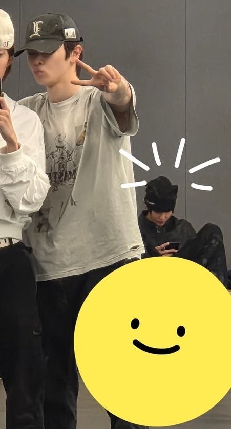 alohayoun's tweet photo. ลุคที่ถ่ายรูปกับเมมเบอร์ทรงนี้ เท่โคตร รักอะ https://t.co/jPb0hEv18v