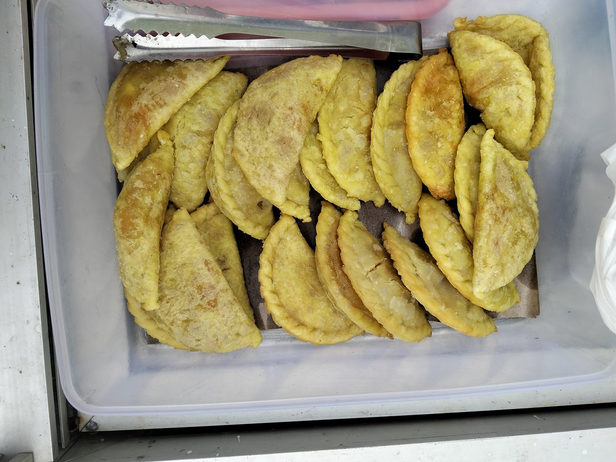 nusaibaclarissa's tweet photo. Help RT 
Bantu Nusa larisin jualan nusa 
Nusa lagi butuh uang buat makan dan kebutuhan lainnya
Nusa jual cireng+pempek+piscok 
Harga 1k
Buat yang mau berbagi boleh DM nusa ya 
Nusa butuh banget bantuan
Ramein ya kak 🙏 https://t.co/7orRQmq7mY
