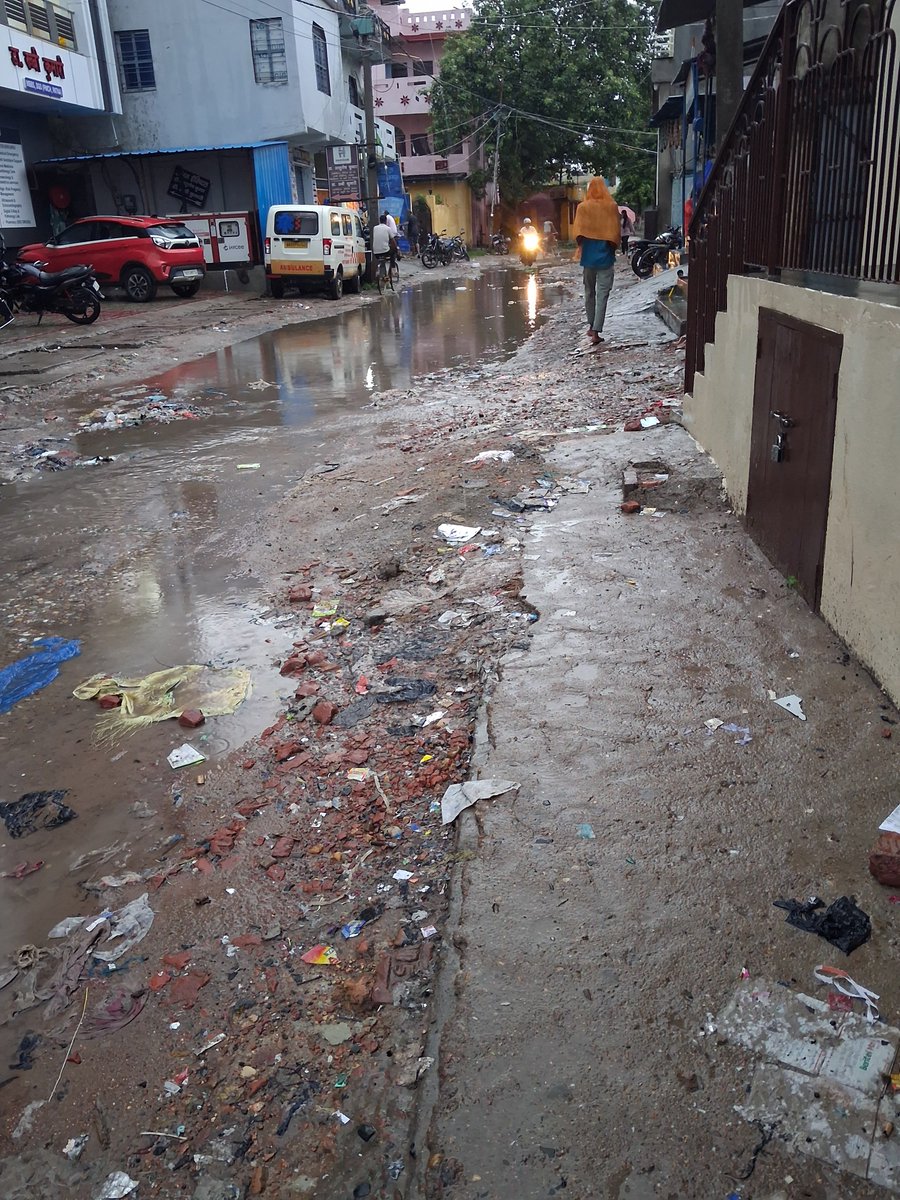 InquilabNow's tweet photo. Municipality ko salute hai 👏
Road par itne potholes aur paani jama hai ki ab lagta hai road nahi, mini swimming pool develop kiya gaya hai. 🏊‍♂️
Development sach mein ground level par dikh raha hai! 😏 #development #BJP4IND #road https://t.co/W77hbChcRK