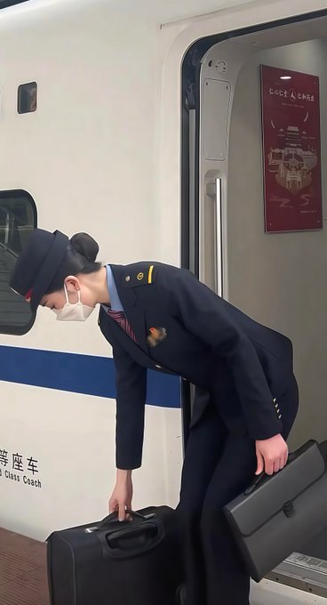 tinastu172's tweet photo. 到站连个帮忙提箱子的人都没有，太心酸了……  

这时候要是有个人主动帮忙，我都愿意以身相许了~ https://t.co/qiXTUImRJS