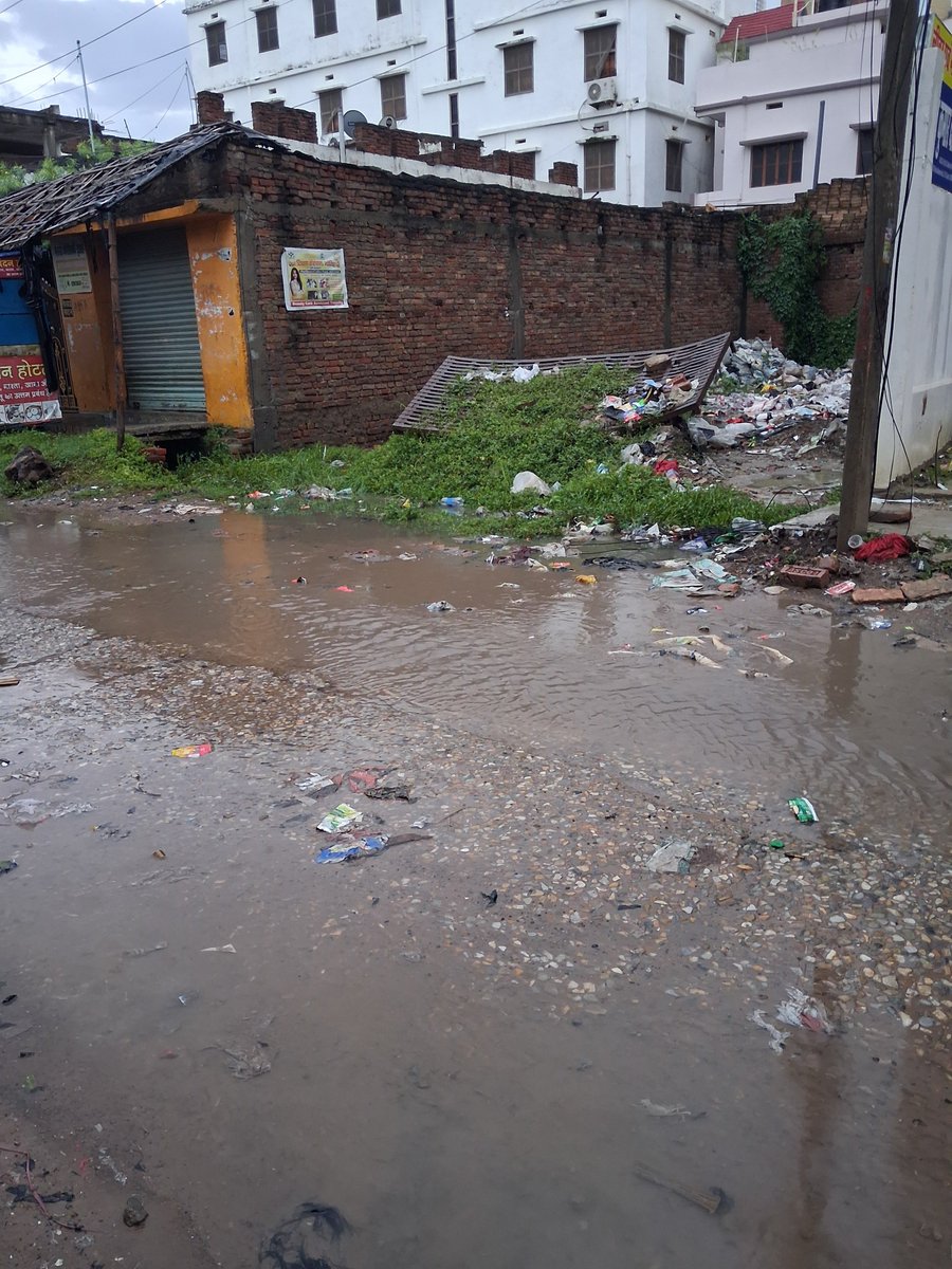 InquilabNow's tweet photo. Municipality ko salute hai 👏
Road par itne potholes aur paani jama hai ki ab lagta hai road nahi, mini swimming pool develop kiya gaya hai. 🏊‍♂️
Development sach mein ground level par dikh raha hai! 😏 #development #BJP4IND #road https://t.co/W77hbChcRK