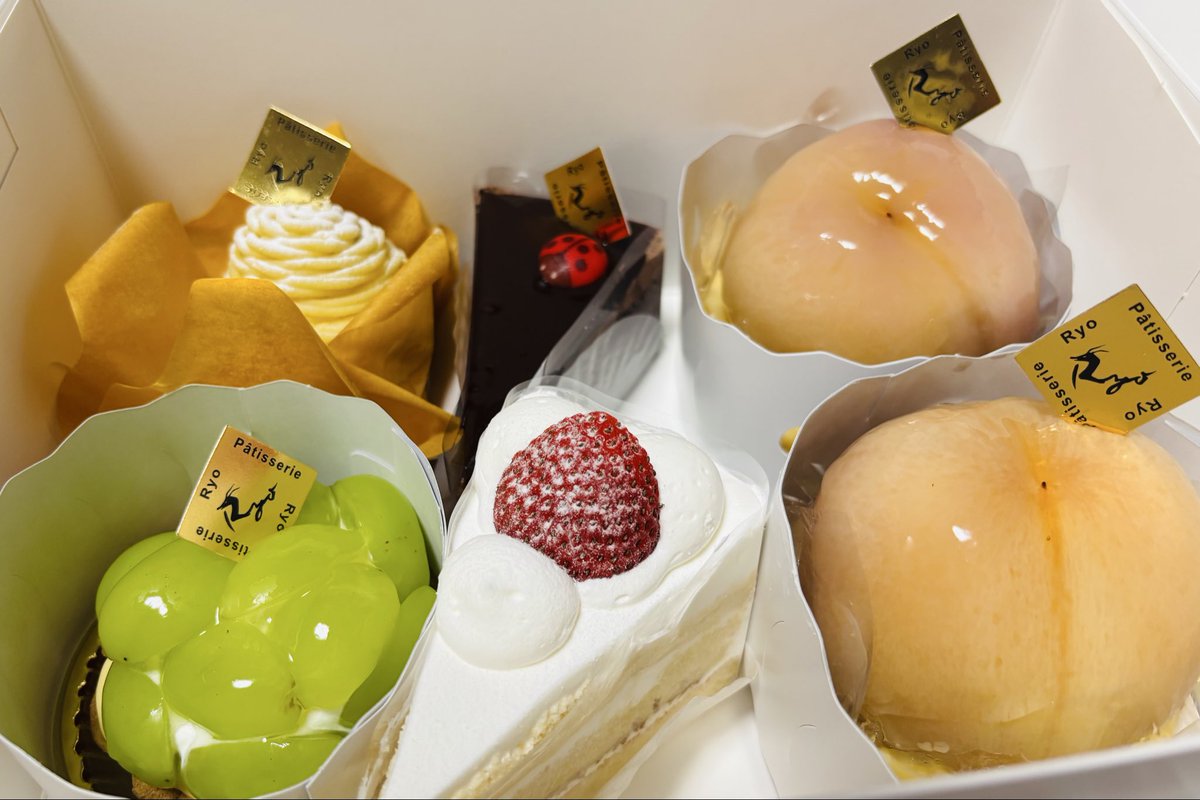 resw18's tweet photo. 今年もケーキ🎂を買ってきた！
桃のタルト🍑は最高💕 https://t.co/ykAAw4fxbz