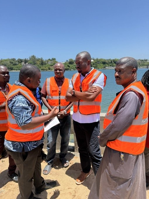 CCarusheey's tweet photo. He listens more than he talks thatd the quality of a good leader ✅
#SisiNdioSifuna https://t.co/2ERMgWJnqS