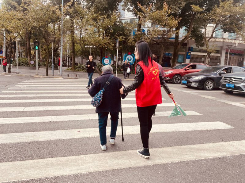 Aldorin17763654's tweet photo. Caught a stranger helping an elderly lady cross the street today—small kindnesses make such a big difference!， https://t.co/wkQFYhDiLd