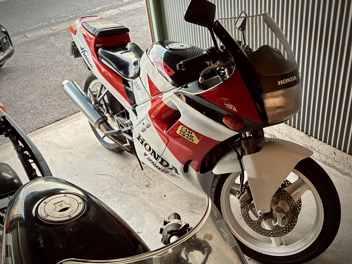 StratobluesXX's tweet photo. バイクの様子見に来た、免許はやく欲しい https://t.co/vaWGvRN0Sg