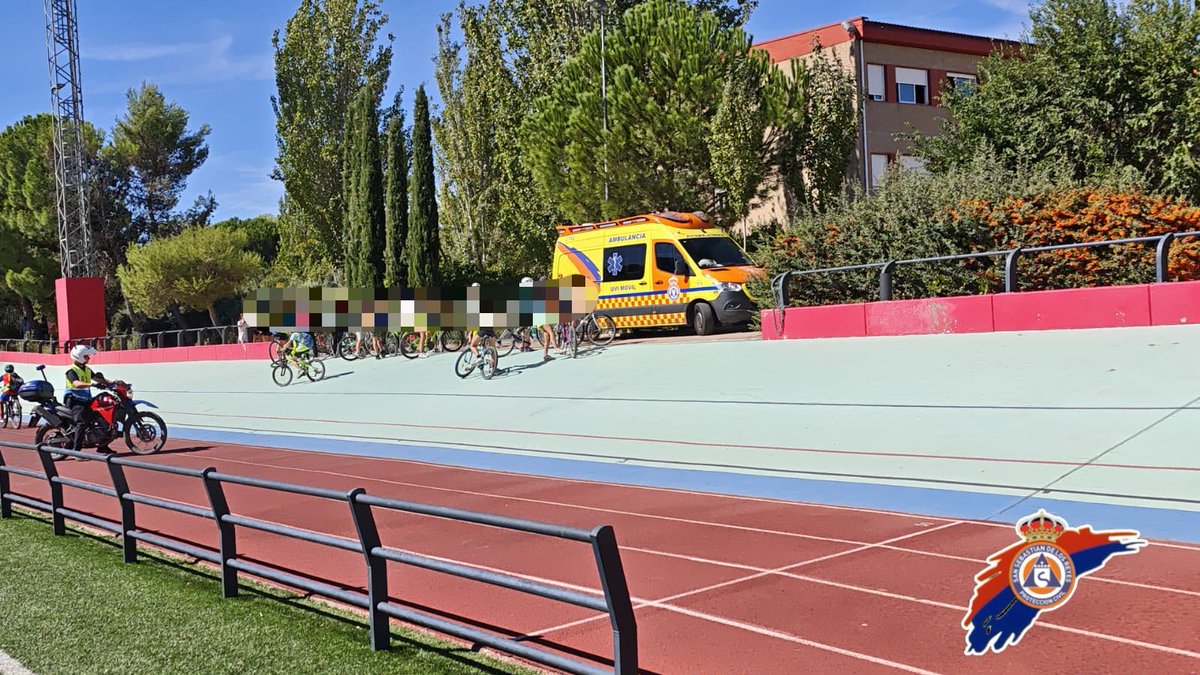 ProteSanse's tweet photo. 🚲 Hoy hemos acompañado a los alumnos de 6º del CEIP León Felipe en su recorrido escolar en bici.

Les hemos enseñado nuestra ambulancia, c��mo llamar al 112, reconocer si una persona está consciente o inconsciente y la posición lateral de seguridad. 👏 https://t.co/nABA66Od9A