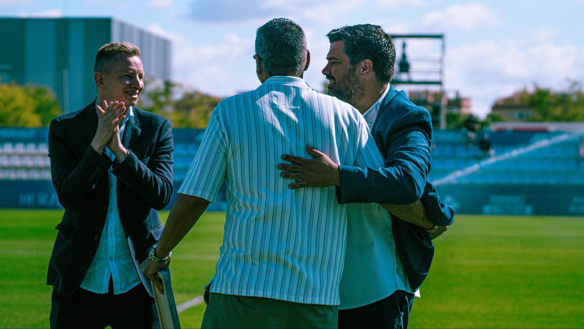 atleticbalears's tweet photo. El pasado domingo rendimos homenaje a nuestro Manolo Vázquez, por toda una vida dedicada al club.

Gracias, Manolo, por tu compromiso durante tantos años, esta siempre será tu casa 🤍💙 https://t.co/TVnoVmcKf1