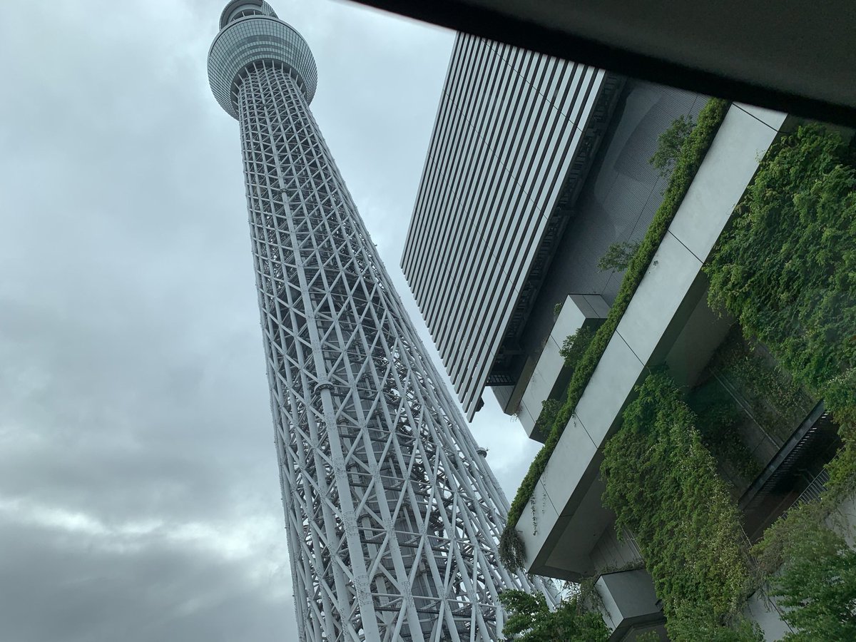 akacha_nkh's tweet photo. 東京人だけどこんな下からスカイツリー
拝んだの初めて笑

んー東京タワーの方が好きかなー https://t.co/o6A1LCZwVq