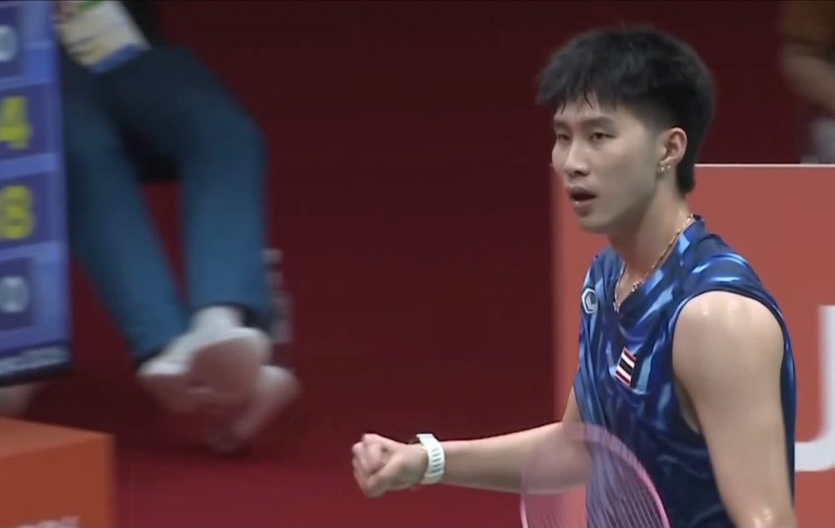 Skyboyz15's tweet photo. 🏸สุดยอด!! น้ำตาจะไหล “ทีมแบดมินตันชาย” ทะลุผ่านเข้าสู่รอบรองชนะเลิศ การันตีเหรียญทองแดงแล้ว🥉 🥹🥹
ทีมแบดมินตันชายไทย ชนะ ทีมชาติไต้หวัน 3-1 คู่  รอบรอง รอเจอ อินโด หรือ มาเลเซีย
🔺วิว ชนะ อาโจว 19-21,21-16,21-14 
🔺โอโม่-พี ชนะ คู่ไต้หวัน 16-21,22-20,23-21 
🔻 อิคคิว ขอรีไทร์เกมสอง บาดเจ็บที่หลัง
🎉 โอ๊ต-ทีม ชนะคู่ไต้หวัน 13-21,21-14,21-14 
รอบรองชนะเลิศ รอเจอกับอินโด หรือ มาเลเซีย
#เอเชียนเกมส์ #เอเชียนเกมส์2026 
#AsianGames2026