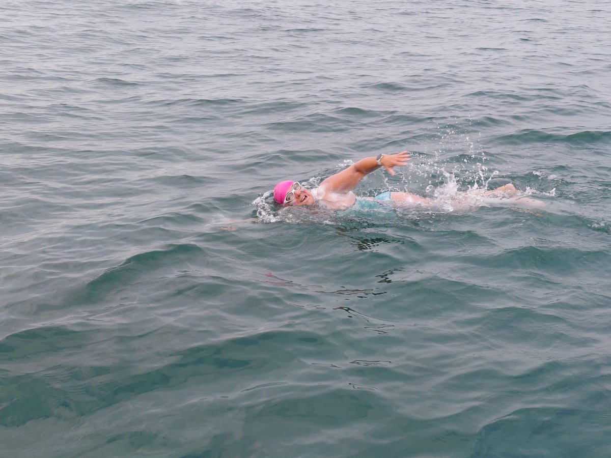charlesbietry's tweet photo. Elle s’appelle Anne Feat. Elle est partie ce matin d’Angleterre pour traverser la Manche à la nage sans combinaison et sans palmes. Elle a 57 ans et…c’est ma nièce. Fier ! https://t.co/0443e3rG7h https://t.co/3CfNm4ibhY