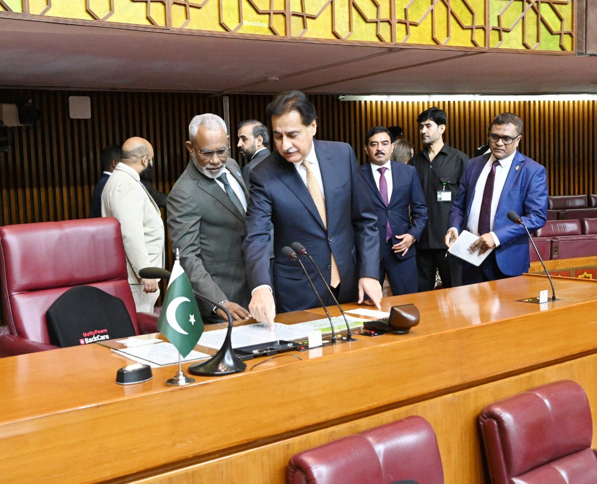 NAofPakistan's tweet photo. 🇵🇰🤝🇲🇻

Speaker of the People’s Majlis of the Maldives, Mr. Abdul Raheem Abdulla, during his visit to Parliament House today, inscribed his remarks in the Guest Book placed in the National Assembly. 

Speaker National Assembly Sardar Ayaz Sadiq, Members National Assembly, and Senior officers of the National Assembly were also present on the occasion.

Accompanied by Speaker Sardar Ayaz Sadiq, the Maldivian parliamentary delegation also visited the National Assembly Hall, where they were briefed on the parliamentary history of Pakistan, as well as the formation and working of the National Assembly and its Standing Committees.

#PakMaldivesFriendship @AyazSadiq122 @Banafsaa @dr_shaista17 @nikhatshakeel @SyedaNosheenPK @DanyalChaudhary @ForeignOfficePk @MoFAmv
@mvpeoplesmajlis @GovtofPakistan @governmentmv
@PakinMaldives @MDVinPakistan @ypfpakistan @wpc_pak @SecretariatSDGs @appcsocialmedia @PTVNewsOfficial @RadioPakistan @demp_moib @MoIB_Official