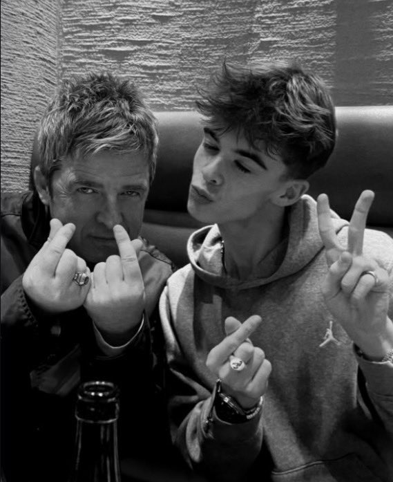 OasisPlanet_'s tweet photo. New photo of Noel and Donovan 🫰🏻 https://t.co/hg04eov8gI