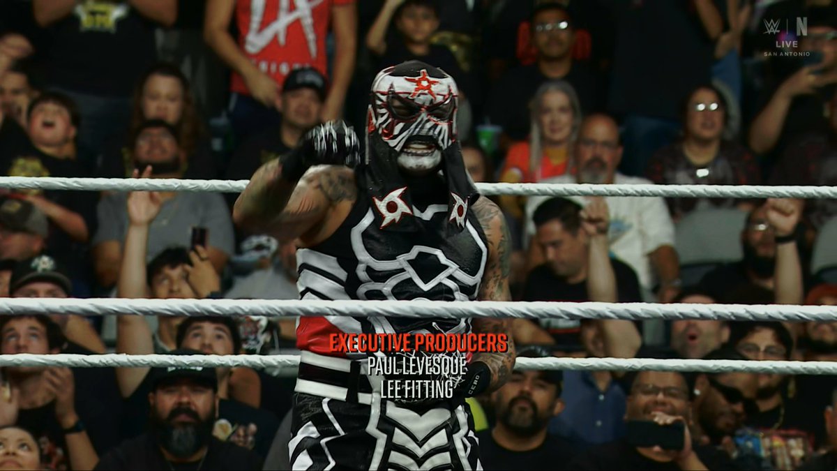 fabien_fichaux's tweet photo. Le show se termine avec la célébration de victoire de Penta #WWERaw https://t.co/JqsOcSTCLJ