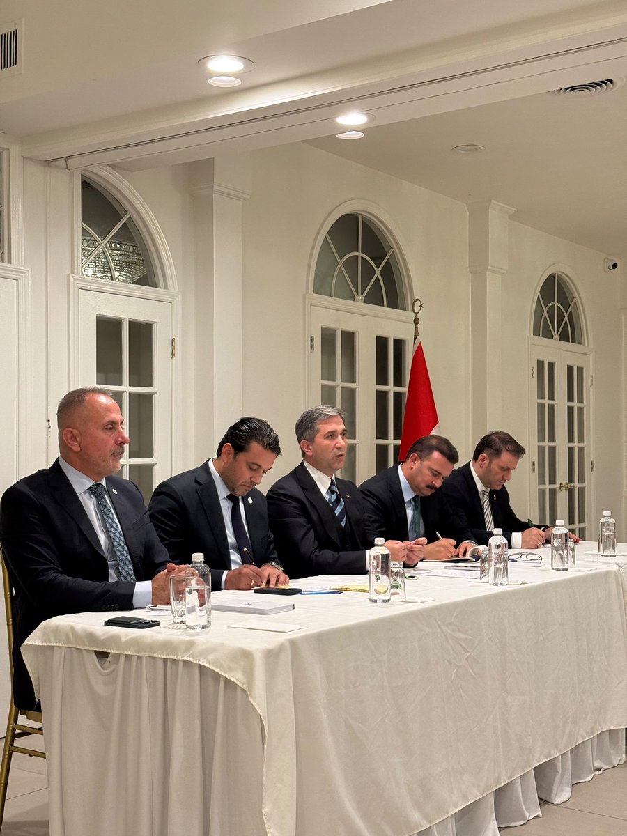 SirakayaZafer's tweet photo. 📍 ABD-New York

ABD temaslarımız kapsamında, Sayın Cumhurbaşkanımız, Genel Başkanımız Sayın @RTErdogan’ı her gelişinde büyük bir muhabbetle bağrına basan New York’taki Türk toplumumuzla bir araya geldik.

Mesafeler uzak olsa da gönüllerimiz bir, istikametimiz ortak. 

@AKPartyForeign olarak dünyanın neresinde yaşarsa yaşasın vatandaşlarımızla gönül bağımızı güçlü tutmaya, seslerine ses olmaya devam edeceğiz.