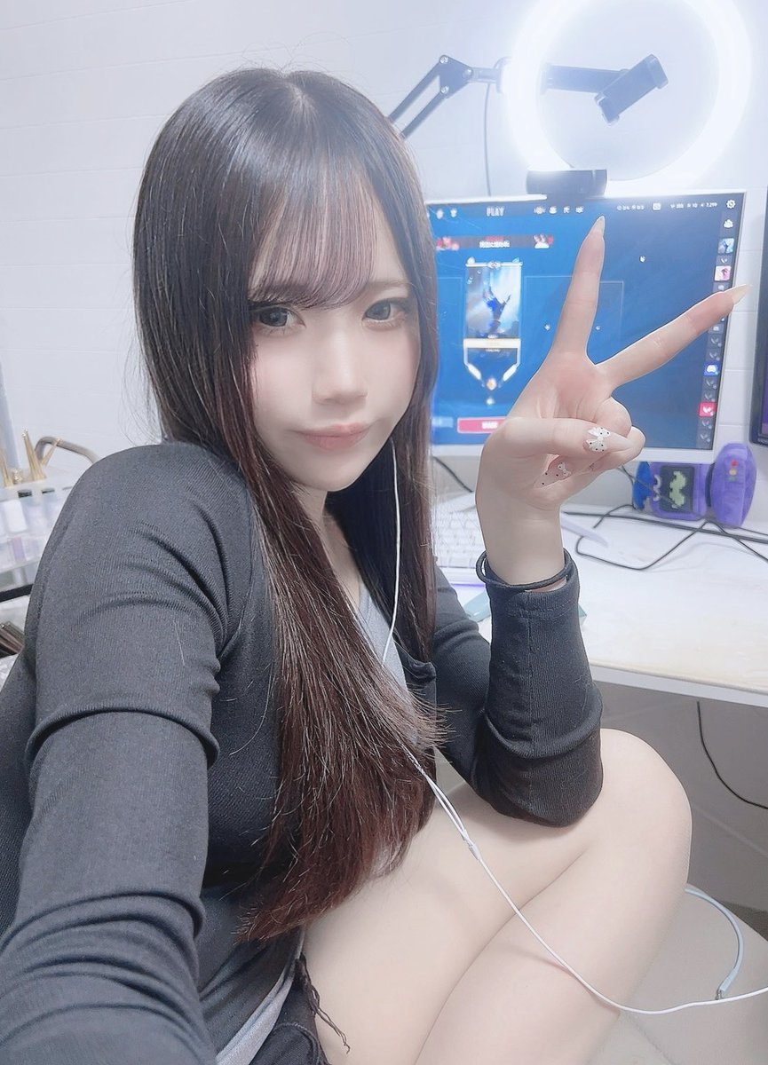 fu_uyu_'s tweet photo. ゲームする時はあぐら派

#自撮り界隈 #VALORANT https://t.co/tUIKimyn5n