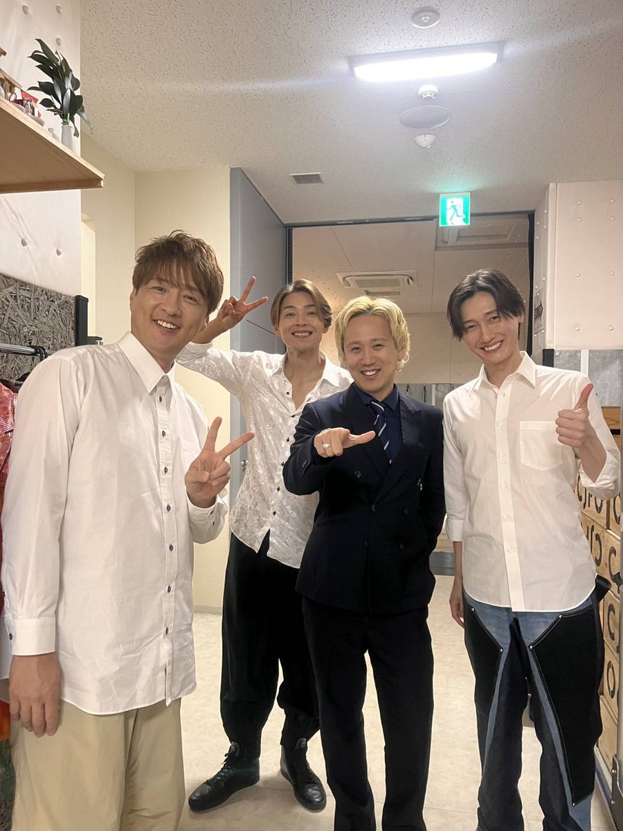 Manretsu_staff's tweet photo. 憧れの純烈さんと、
てちが一緒に写真撮影しました📸

いつかご一緒できるように、頑張ります🔥

そして、新曲「LOVE T O」もいよいよ明日配信！
ぜひ聴いてください🎶✨
#純烈 #漫烈 https://t.co/EB88Kj6EVd
