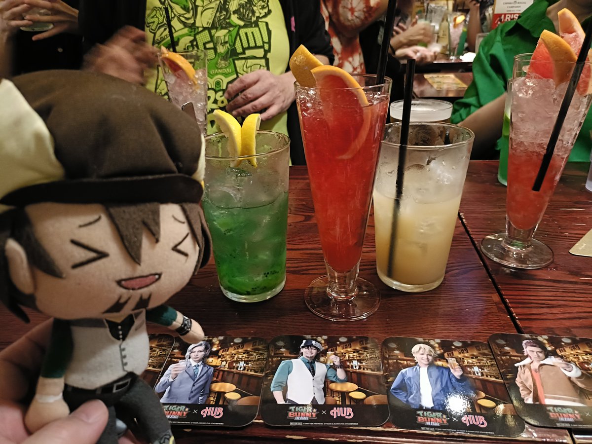 yukosuke103's tweet photo. 観劇後HUBへ。予約してたので椅子席に案内されましたが、予約無しだと座れません(立ち飲み)。16時半に到着した時にはすでに観劇後の客で満員電車のような混雑。店内歩くのもままならない状態で入場制限かかってました。
17時半過ぎると一気に客が減るので、そのぐらいに行くのがオススメ。 https://t.co/9bQYYWWl2C