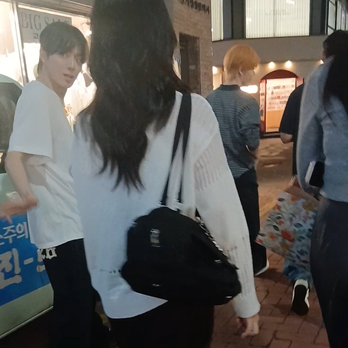 our_boos's tweet photo. 동성로에서 유강민이랑 베리베리 멤버들 자만추했어요... 눈 마주치고 웃으면서 인사해줬어.. https://t.co/Swl18gEus9