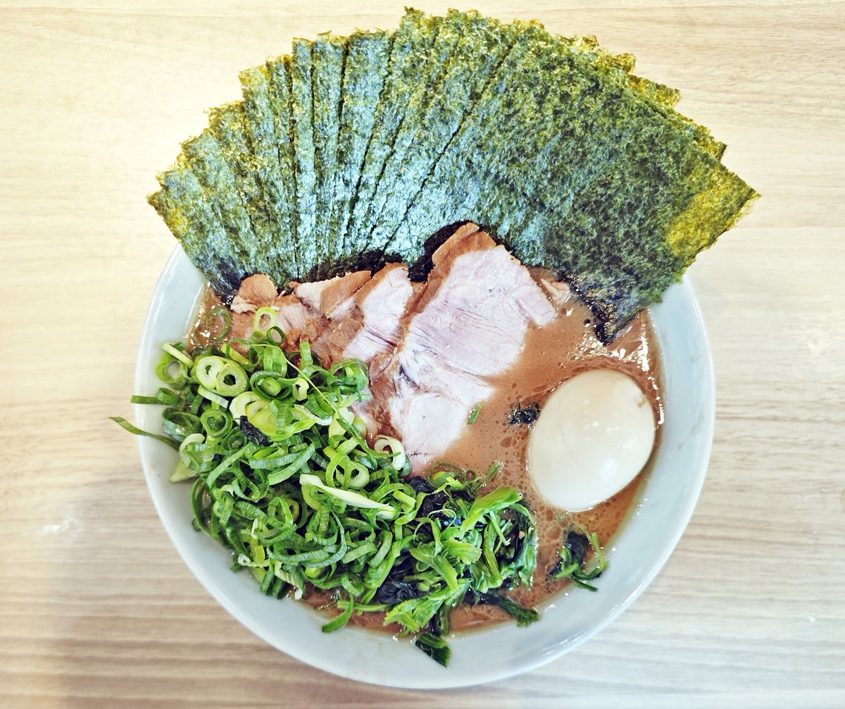 ramen_8's tweet photo. ６周年記念「特製ラーメン」１１００円㊗️尾又家
生ガラを水だけで長時間炊く事で作られる濃厚スープは、塩味で舌を殴って、それを「パンチ」と称するのではない。豚ガラそのものが持つ厚いコクで、真正面から押してくる。だから、理屈より先に「旨い！」が出てくる。味覚が思考を追い越す瞬間である。 https://t.co/qPPP2Htbcg