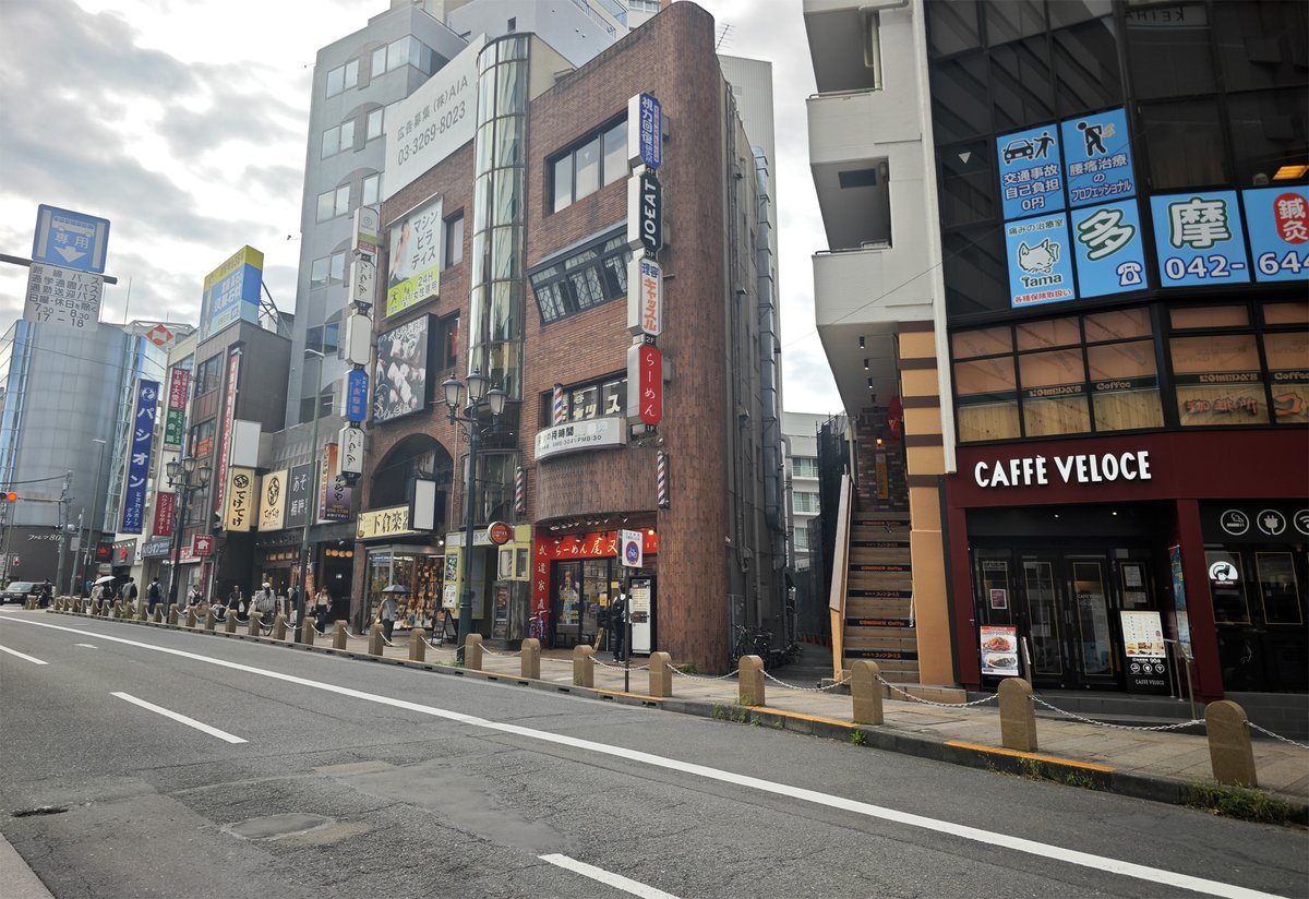 ramen_8's tweet photo. ６周年記念「特製ラーメン」１１００円㊗️尾又家
生ガラを水だけで長時間炊く事で作られる濃厚スープは、塩味で舌を殴って、それを「パンチ」と称するのではない。豚ガラそのものが持つ厚いコクで、真正面から押してくる。だから、理屈より先に「旨い！」が出てくる。味覚が思考を追い越す瞬間である。 https://t.co/qPPP2Htbcg