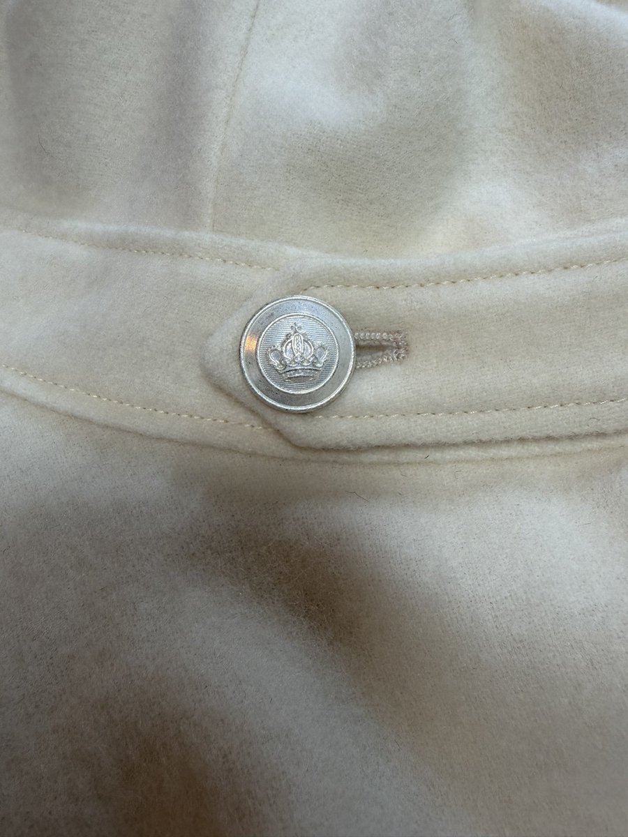 ranntann07's tweet photo. お洋服やっと完成しました👼🏻🤍
スクエアネックで首が細く見えるようにデザインして
スタイルが良く見えるようにぴっちりしてるけどローウェストで大人ぽく
タブのところに付いているボタンを探すのに数年かかっちゃいました☺︎

既製服のシャツと合わせたらガーリーになりとっても可愛いです🪄 https://t.co/pfIQ41ujAD