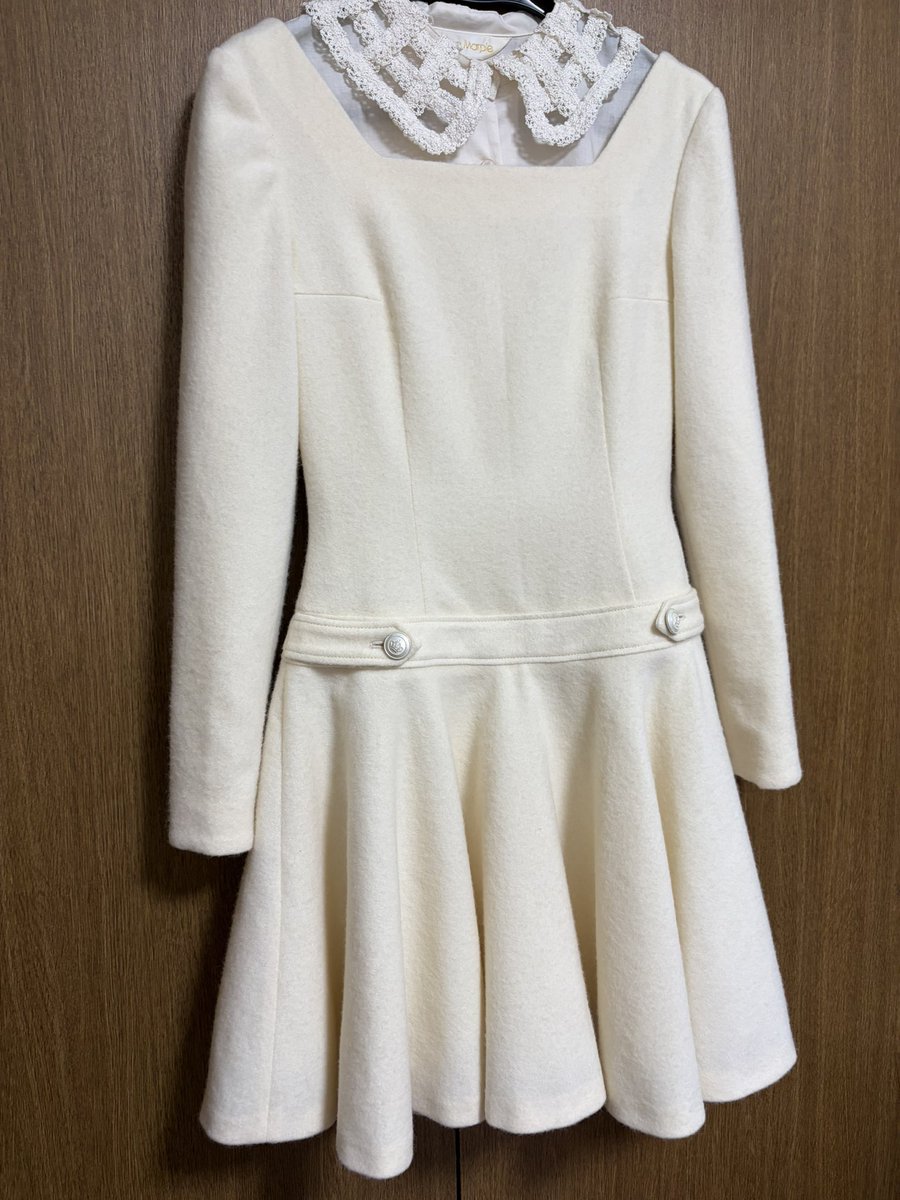ranntann07's tweet photo. お洋服やっと完成しました👼🏻🤍
スクエアネックで首が細く見えるようにデザインして
スタイルが良く見えるようにぴっちりしてるけどローウェストで大人ぽく
タブのところに付いているボタンを探すのに数年かかっちゃいました☺︎

既製服のシャツと合わせたらガーリーになりとっても可愛いです🪄 https://t.co/pfIQ41ujAD
