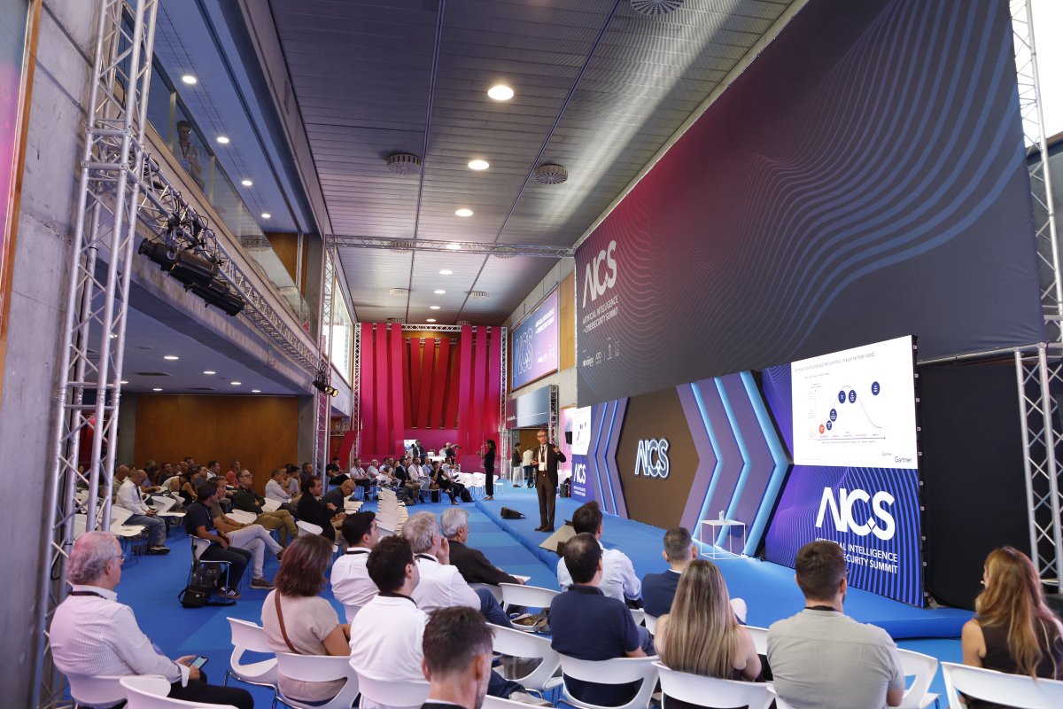 aics_summit's tweet photo. La economía basada en IA está cambiando las reglas del juego.
Manuel Torres, Executive Partner de #Gartner, analiza en #AICS2026 “El Gran Desacople” y el papel de la Inteligencia Artificial como motor de innovación.

#InteligenciaArtificial https://t.co/XKnPAtG9mG