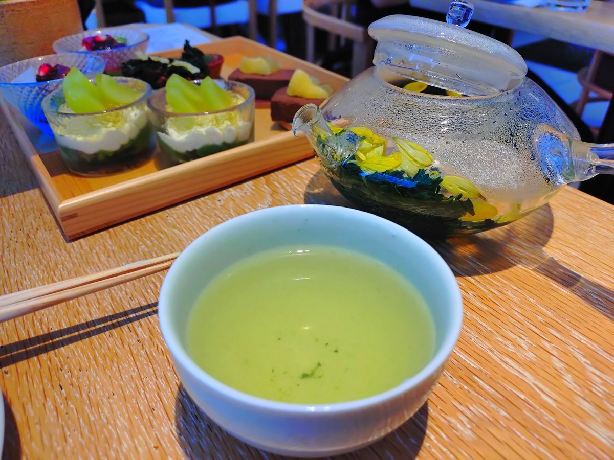 marin6011's tweet photo. いただいたお茶もどれもとても丁寧に淹れてくださっていて美味。
季節の玉露は菊の花が入ってました。
金継ぎされたお茶碗も品物を大切にされているのが伝わって来て素敵でした。 https://t.co/LnvHHCbOf5