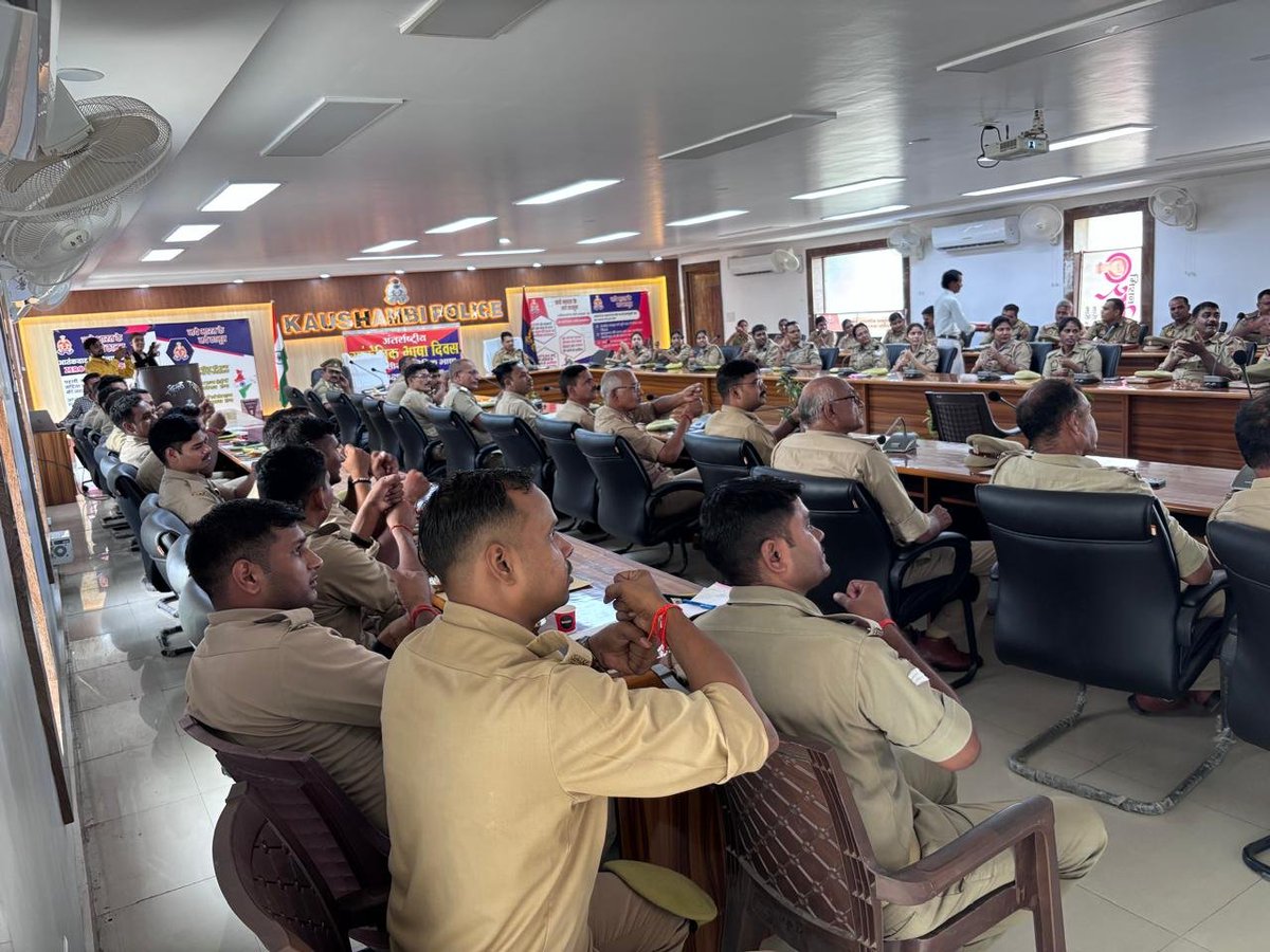 kaushambipolice's tweet photo. आज दिनांक 22.09.2026 को पुलिस अधीक्षक कार्यालय स्थित दुर्गा भाभी सभागार में International Day of Sign Language के अवसर पर सांकेतिक भाषा प्रशिक्षण कार्यक्रम का आयोजन किया गया।
              
             कार्यक्रम के दौरान अखिल भारतीय उ0प्र0 बधिर संस्था के सदस्यों के द्वारा पुलिस कर्मियों को सांकेतिक भाषा का प्रशिक्षण प्रदान किया गया।