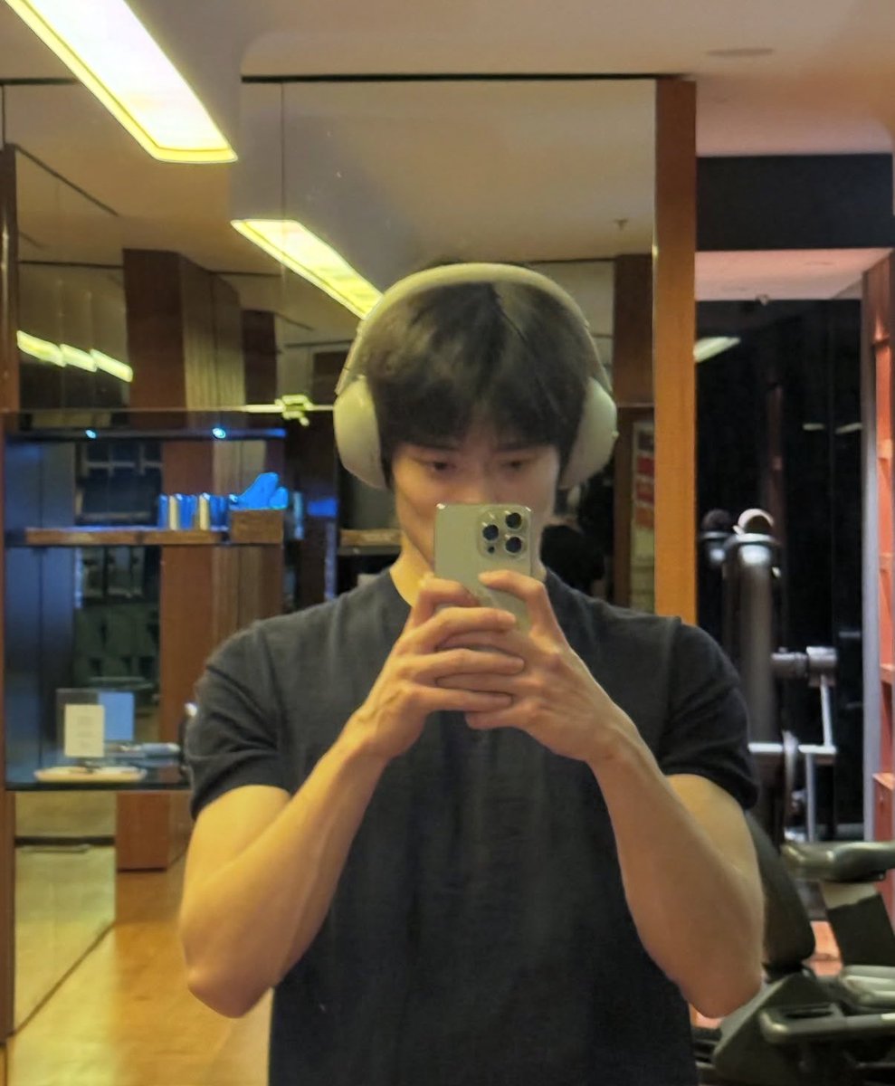 dearestyunoh's tweet photo. jaehyun’s first gym mirror selfie 😵‍💫 oh look at that veiny arm #needthat https://t.co/MRHuneBanU