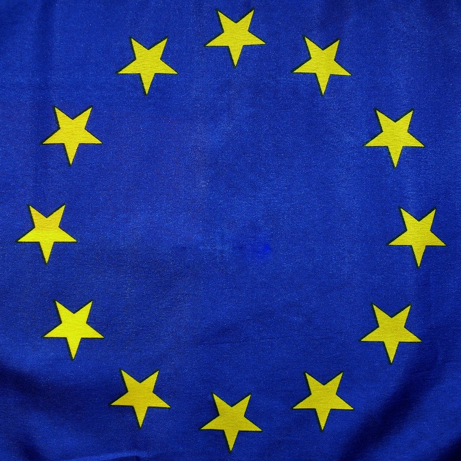 coinbureau's tweet photo. 🚨BREAKING: 🇪🇺The ECB and all 27 EU central banks call to scrap MiCA’s rule forcing major stablecoin issuers to keep 60% of reserves in bank deposits.

They argue issuers should not face a minimum bank-deposit requirement because volatile stablecoin flows could expose lenders to sudden deposit withdrawals.

Instead, they want issuers to hold more reserves in highly liquid assets maturing within 1–5 working days.