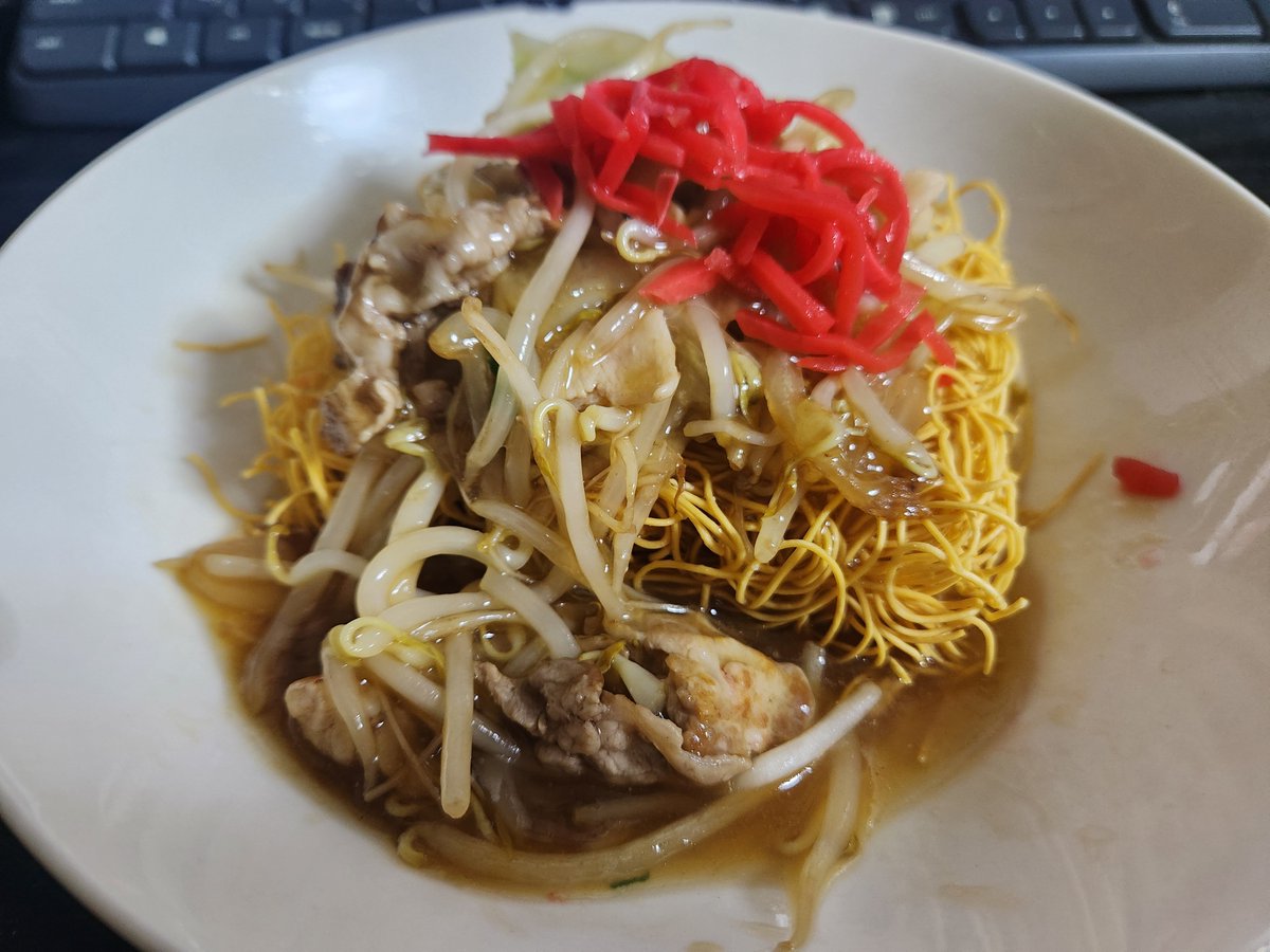 kumacchi_off's tweet photo. 晩ごはんは皿うどん

2食入りなので毎回朝ごはんに残しておこうと思いつつも

湿気たら美味しくないよね
この時期置きっぱなしは心配だよね
…的な理由をつけ足して朝まで残すことは滅多にない

今日に限っては当たり前のように今が２皿目 https://t.co/EhJvJ7hDnY