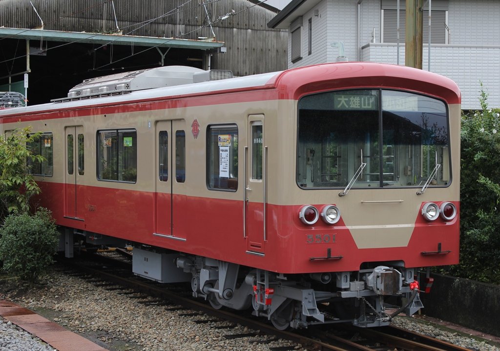 1054No's tweet photo. 10年前の大雄山車両出場甲種輸送。
ちょうどこの時は、唯一の鋼製車両だった第1編成が赤電復刻カラーになって帰ってきました。
（H28.9.22） https://t.co/lcvAf6Wfox