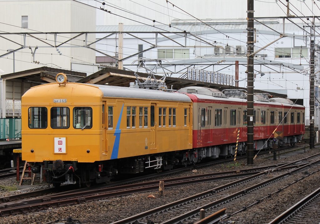 1054No's tweet photo. 10年前の大雄山車両出場甲種輸送。
ちょうどこの時は、唯一の鋼製車両だった第1編成が赤電復刻カラーになって帰ってきました。
（H28.9.22） https://t.co/lcvAf6Wfox