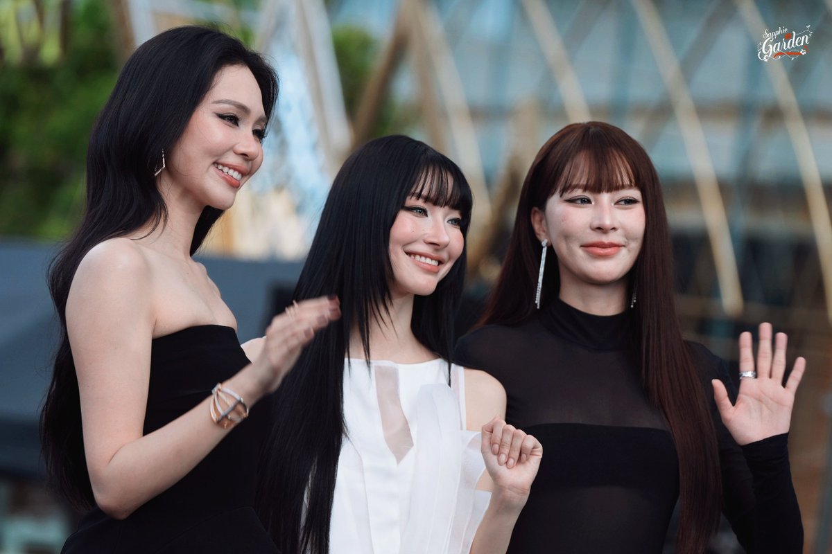 SapphicGardenTH's tweet photo. เฟรมรวมพี่สาวคนสวยตัวท็อปแห่งปี 
คุณไวน์ก็เข้าพบพระ 😍😍 

JINGJING PROUDLY TO EFW2026 
PRESS EFW2026 X PUINOONBINT
#EFW26xJingjingYu #jingjingyu 
#EFW2026xPuinoonBint
#ELLEFashionWeek2026 #EFW26ATICONSIAM 
#SeeYouAtTheTent https://t.co/2sZOxeySE5