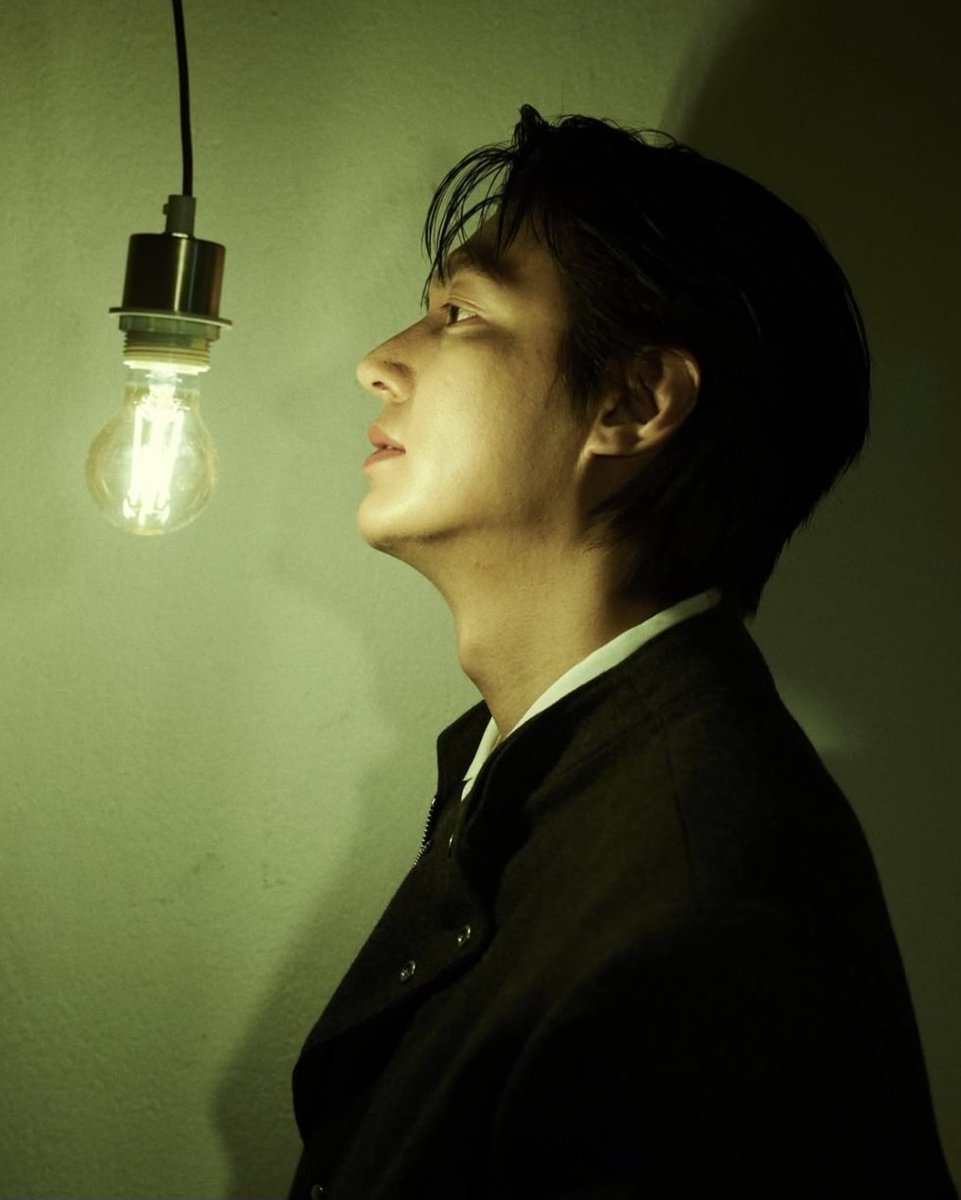 Hwendy2022's tweet photo. OMG...The Eternal Male God at the epitome of male beauty...Handsomeness, masculine charisma, hottest explosion...A work of art that belongs to a museum🖤❤️🔥 Have some mercy, Minhossi🥵🥵
#LeeMinHo IG update😘
#Assassins https://t.co/GkNsiJjWfQ
