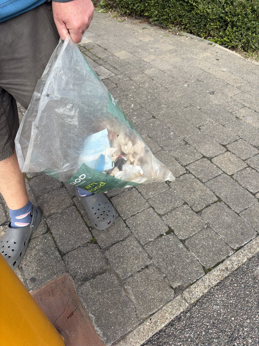 Clairie21's tweet photo. Every day is so different. You don’t know other peoples struggles #bekind #beachclean #litterpick #beach #blue https://t.co/pidbUHH6es