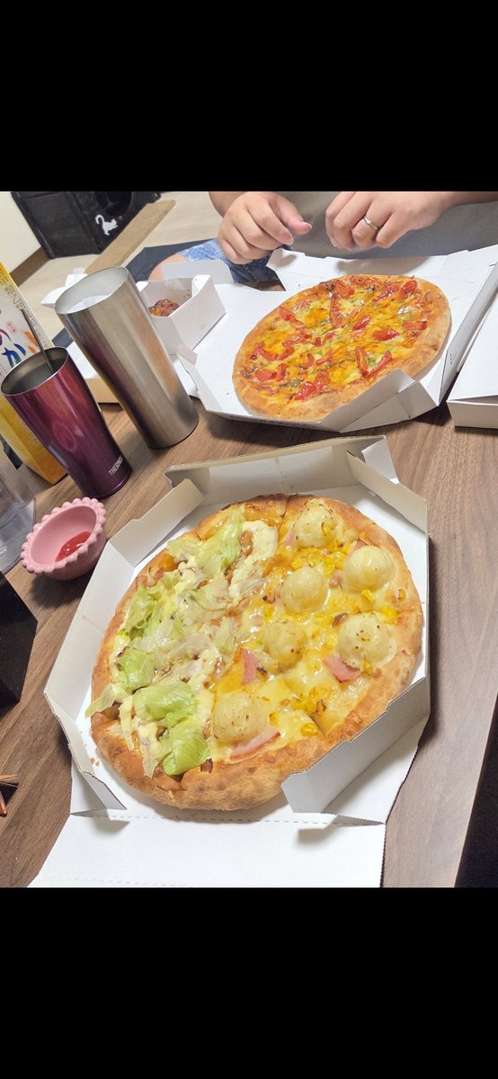 makoto__ss's tweet photo. アオキーズピザしか頼まない俺の愛してやまないポテトスペシャルが久しぶりの贅沢で頼んだら
いつもと見た目も味も違って激萎えした。
変わったならもう頼まないと思ってカスタマーに連絡した。
返事無いけど。
甘いマッシュポテトが乗った全くの別モン。焦げ目もほぼ無い。
甘さ感じたの初めて。 https://t.co/wkvW8rYoJa