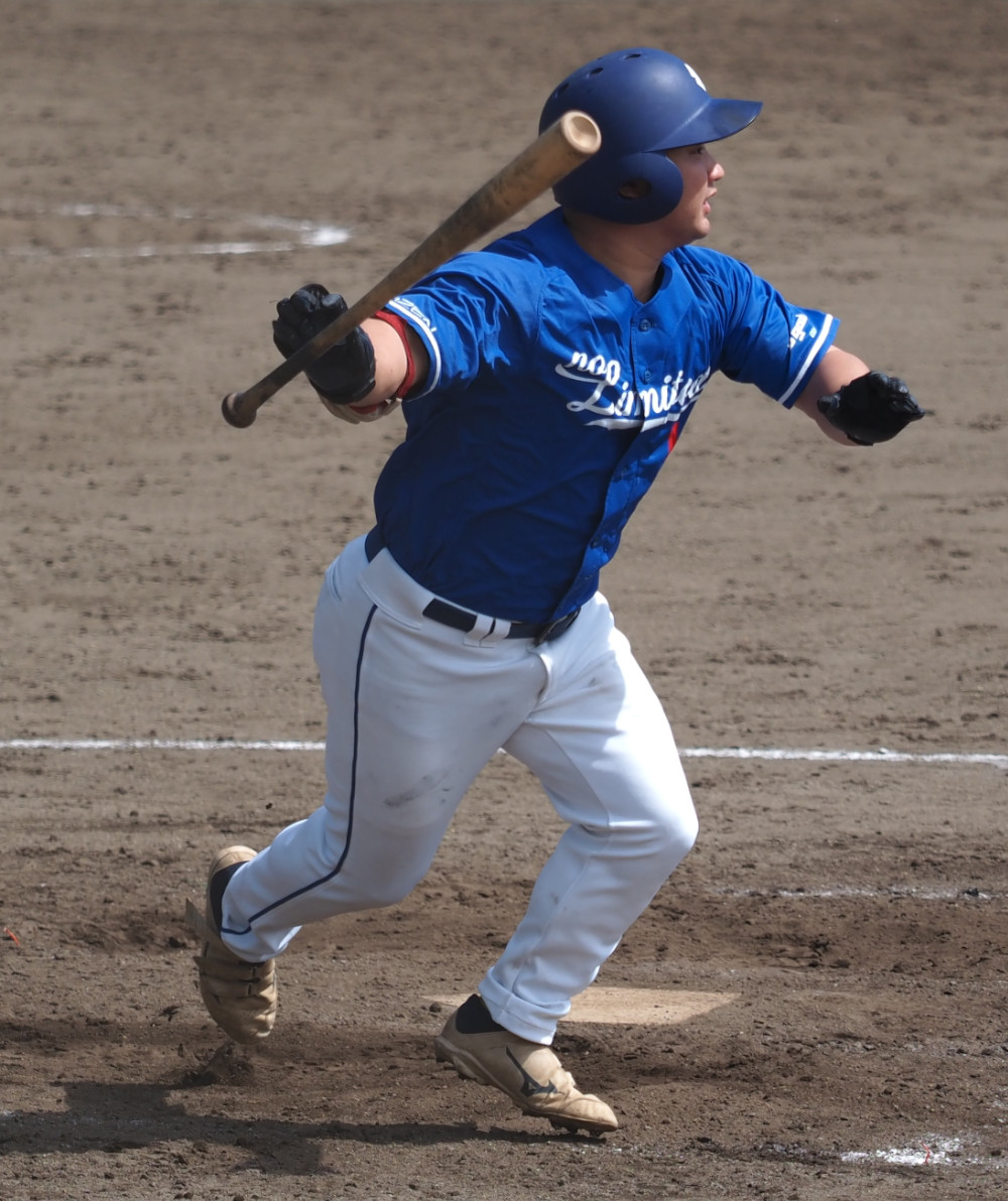 4190dynamite's tweet photo. 26/09/22 埼玉県会長杯クラブチャンピオンシップ
準決勝hozen - 全大宮で猛打賞の大当たりの髙橋泰雅選手(山梨学院大)。
ミート力はチーム随一ですよね～頼りになる、2年目のチームではベテラン。
ふと気になって、昔の関甲新のパンフ見たら、、めっちゃ痩せてた…💦
#hozen https://t.co/9SEbenIMGw