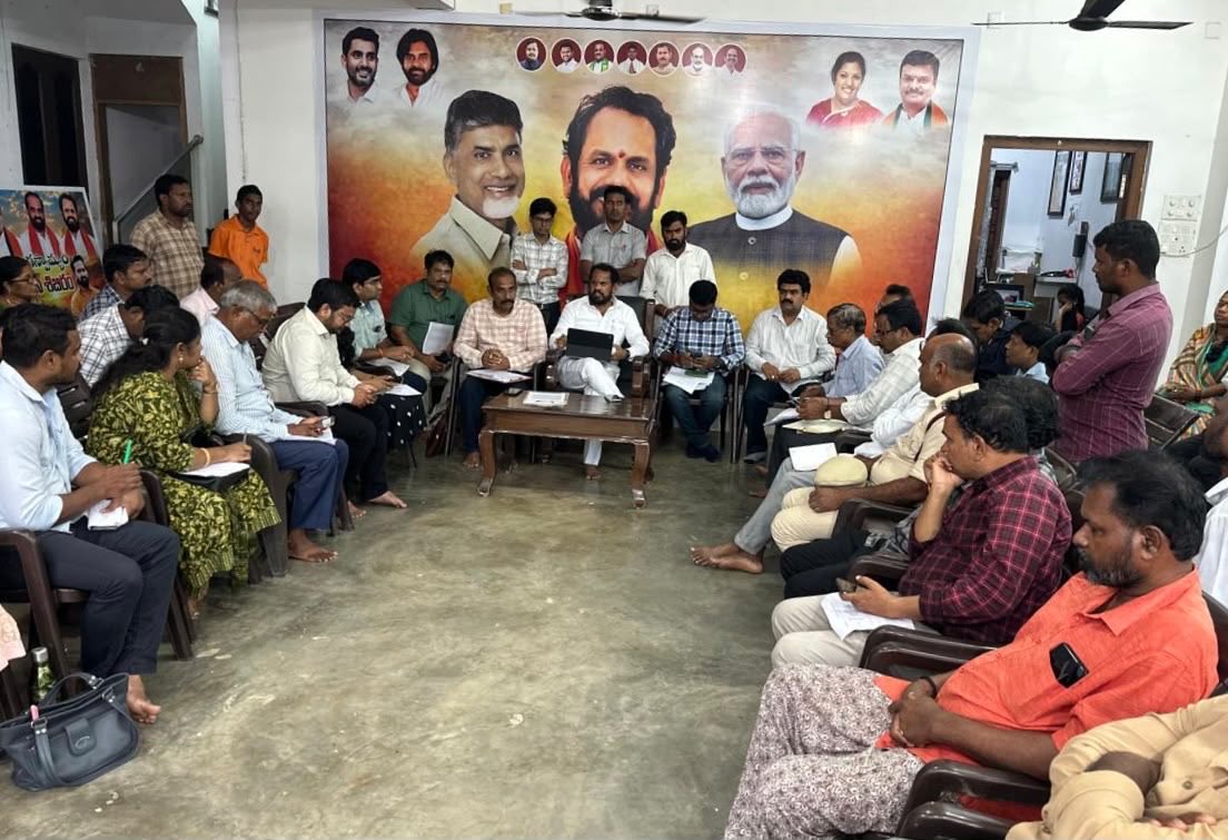 Shyamlanka3636's tweet photo. *వాయుగుండం ప్రభావంపై ఎచ్చెర్ల ఎమ్మెల్యే నడికుడిటి ఈశ్వరరావు గారు, ఎచ్చెర్ల టీడీపీ ఇంచార్జ్ లంక శ్యామల రావు గారు సమీక్ష*

 *ఎచ్చెర్ల* : వాయుగుండం ప్రభావంతో భారీ వర్షాలు కురిసే అవకాశం ఉన్న నేపథ్యంలో నియోజకవర్గంలో పరిస్థితులపై ఎచ్చెర్ల ఎమ్మెల్యే సమీక్ష ఈశ్వర రావు గారు, లంక శ్యామల రావు గారు నిర్వహించారు.

ఈ సందర్భంగా వర్షాలు, వరదలు, లోతట్టు ప్రాంతాల్లో పరిస్థితులు, రహదారులు, విద్యుత్‌ సరఫరా, తాగునీరు తదితర అంశాలపై అధికారులు, ప్రజాప్రతినిధులతో చర్చించినట్లు తెలుస్తోంది.
వాతావరణ పరిస్థితులను ఎప్పటికప్పుడు పర్యవేక్షిస్తూ, ప్రజలకు ఇబ్బందులు తలెత్తకుండా అవసరమైన ముందస్తు చర్యలు చేపట్టాలని సమావేశంలో సూచించారు.

#LankaShyamalaRao 
#TDPINCHARGE 
#Etcherla