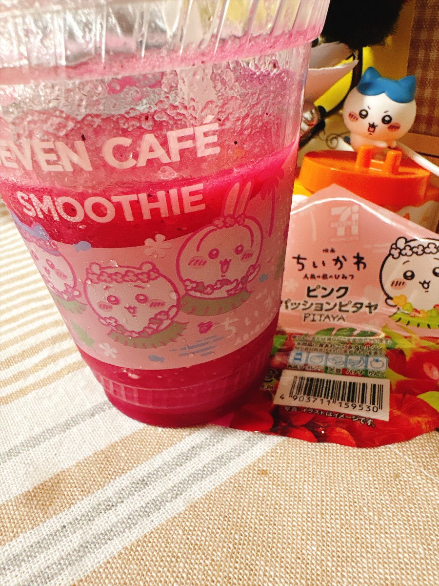 wa_awpoco's tweet photo. 違う物を探しにセブンに行ったらこんなところにも　#ちいかわ  ！！！

スムージーは前から気になってたが作るのドキドキするのでずっと買えずにいたのにちいかわなので買わねば！とあっさり体験😆

味のピタヤって何？思ったけど…

私の味覚で説明するならゴーヤの爽やかな青臭さ…マズイ🙄 https://t.co/NfzgXqny2s