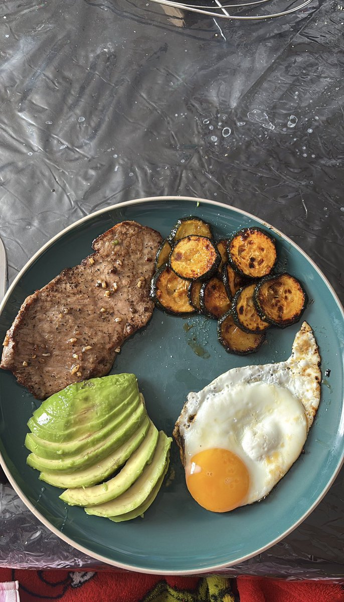 iiqueefuey's tweet photo. sortez avec des gymgirls svp les plats tiktoks remplis d’additifs et de graisses saturées on en a marre https://t.co/vzPGkiqm2a