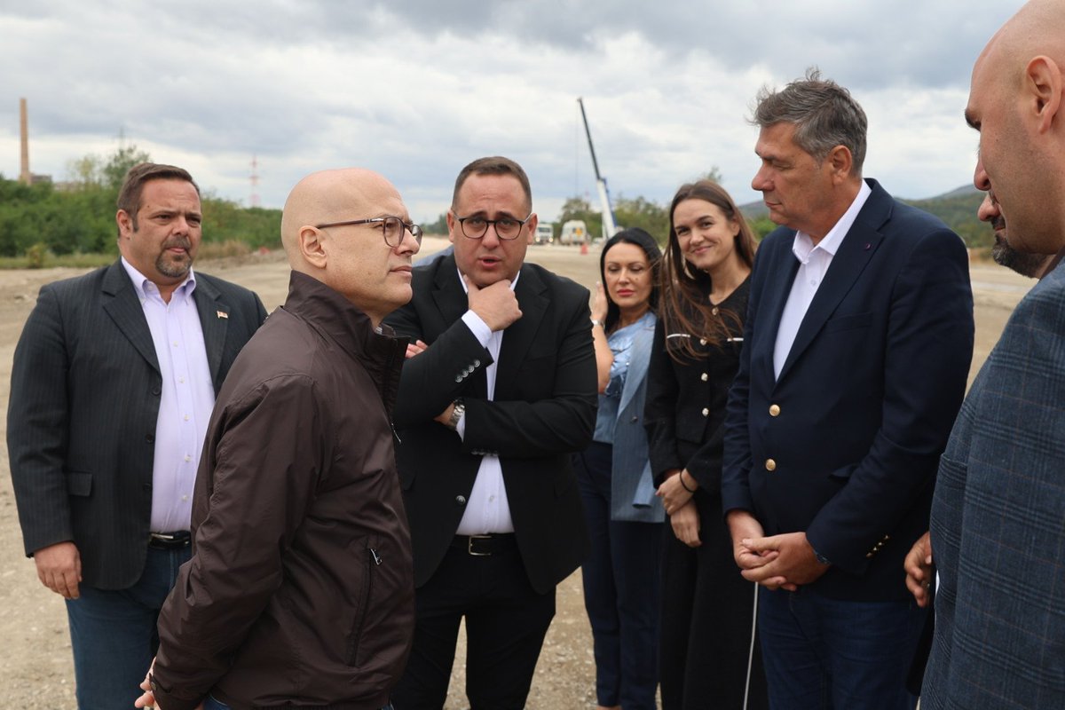 milos_vucevic's tweet photo. Од када је Александар Вучић преузео одговорност за нашу државу, у Србији је изграђено 686 километара ауто-путева и брзих саобраћајница. И ту није крај!

Настављамо да градимо ауто-путеве, брзе саобраћајнице, локалне и регионалне путеве, како бисмо повезали сваки крај наше земље.

Блокаде доносе застоје, поделе, мржњу и сукобе. Само уједињени можемо да наставимо развој Србије, јачамо нашу државу, обезбедимо раст плата и пензија, градимо нове школе, опремамо болнице и снажимо Војску Србије.

Уједињена Србија може све! Само уједињена Србија побеђује!

1️⃣ Александар Вучић – Уједињена Србија! 🇷🇸
