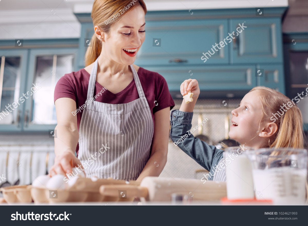 Mamas23999525's tweet photo. Just spent the lazy Sunday afternoon baking chocolate chip cookies with my little one—flour everywhere, smiles all around, and the best warm treat waiting for us later. Worth every messy minute!， https://t.co/UN8srUFkKN