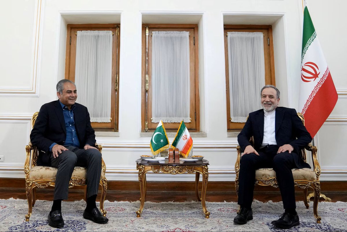 AliDahii's tweet photo. في لحظة إقليمية شديدة الحساسية، تتقاطع الضغوط العسكرية الأميركية مع رسائل الردع الإيرانية، فيما تتحرك باكستان على خط الوساطة بين طهران وواشنطن وسط حسابات دقيقة ومخاطر اتساع دائرة المواجهة.

https://t.co/WaCqI9umYo https://t.co/s1w97dzQdE