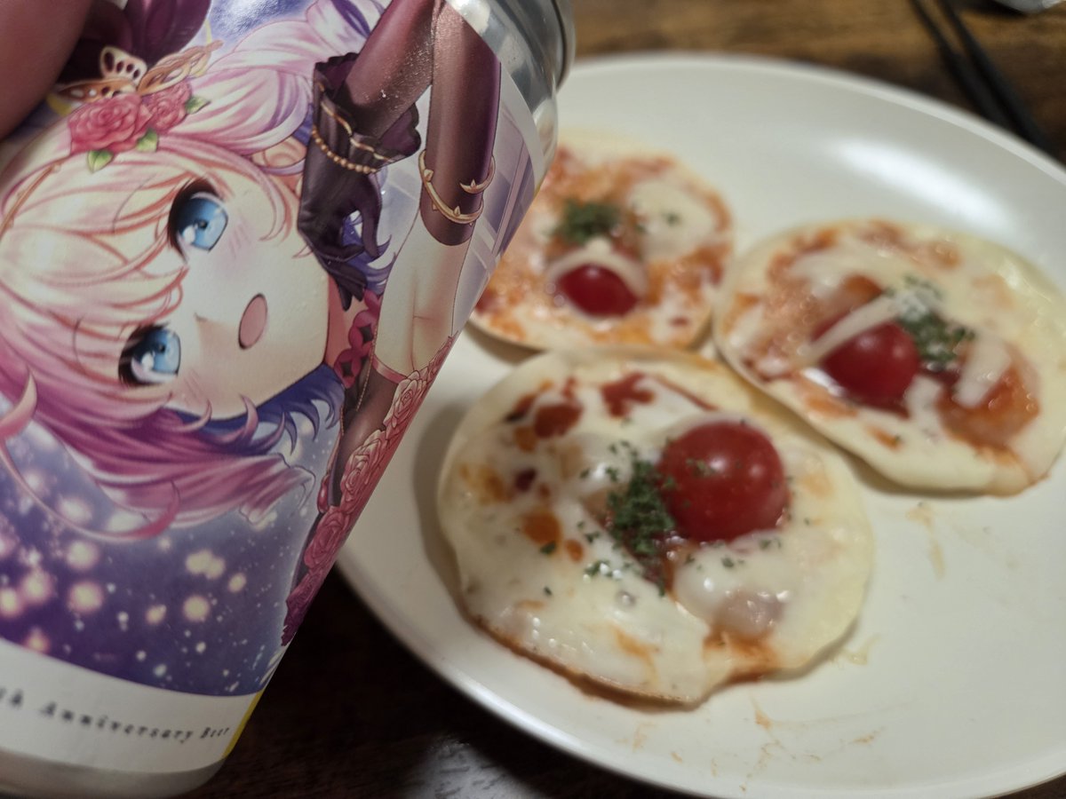 hahimon339's tweet photo. ビールが届いたので、ミニピザをつまみに飲んでます。

ビール苦手なのに...ビールが美味しいなんて...
#あいミス https://t.co/HjoAj1dsS8